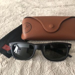 Ray-Ban New Wayfarer Classic Matte Black Polarized